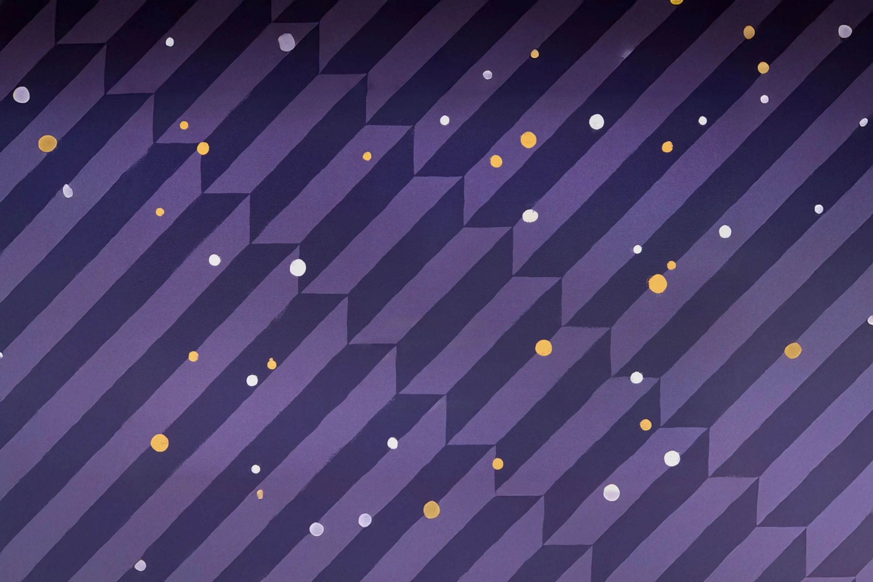 Diagonal verlaufendes Streifenmuster in verschiedenen Lilatönen mit verstreuten weißen und gelben Punkten; die Streifen erzeugen einen geometrischen, fast dreidimensionalen Effekt