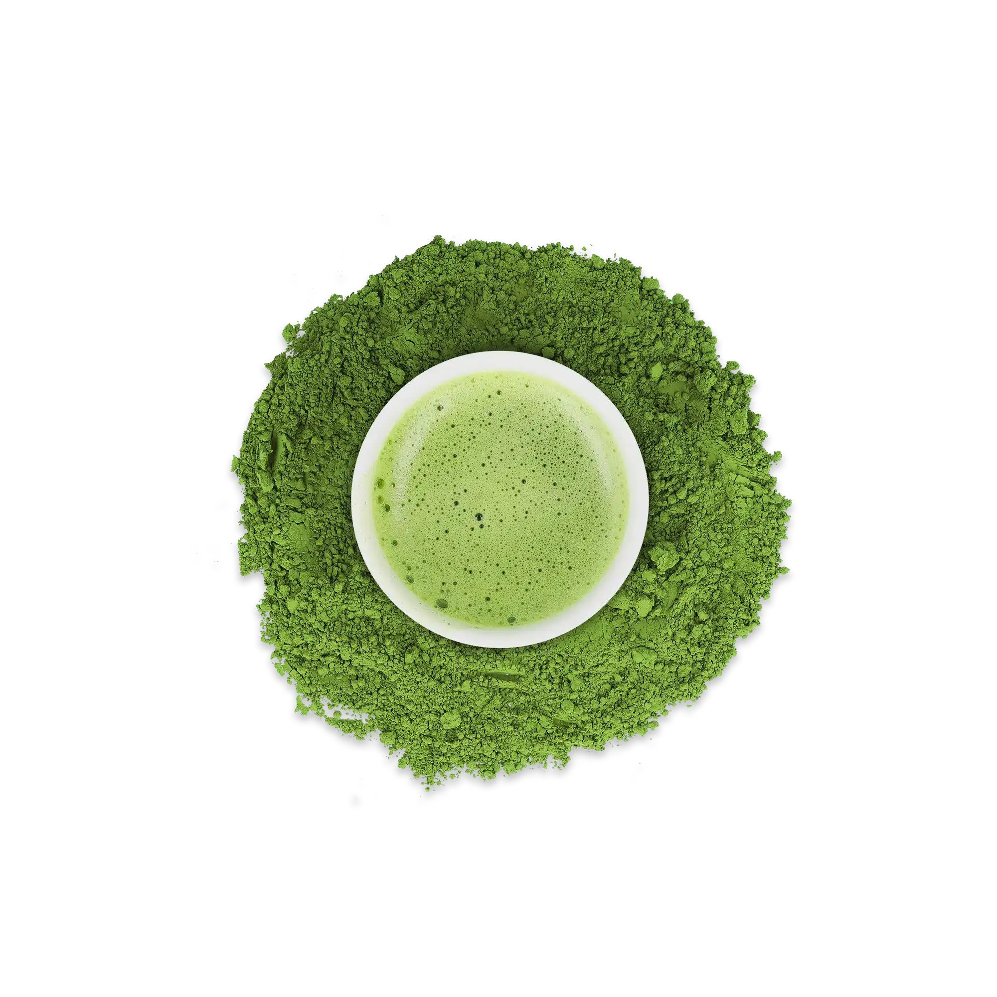 Weiße Schale mit schaumigem Matcha-Tee in einem Kreis aus lebhaft grünem Matcha-Pulver auf weißem Hintergrund.