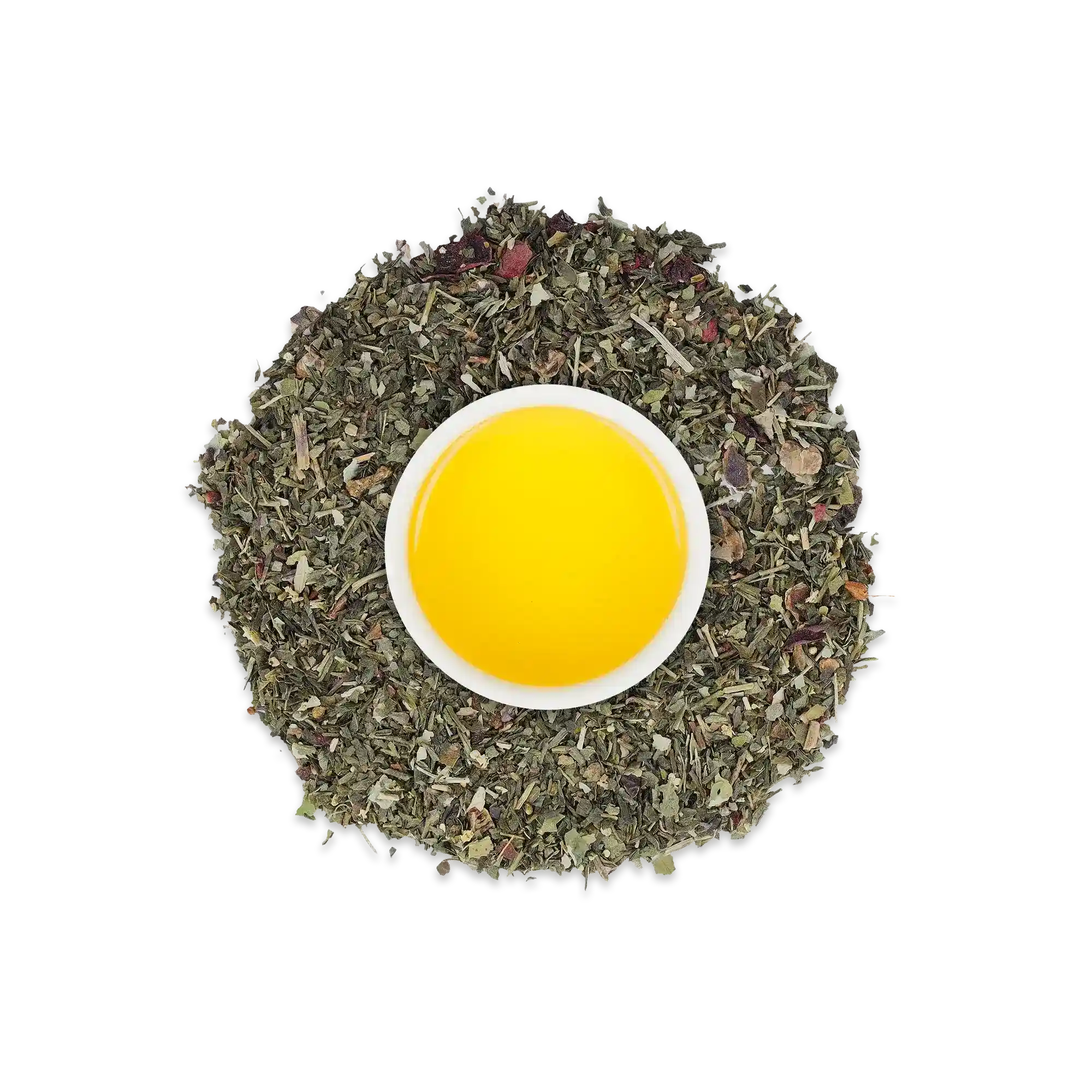 Weißer Teebecher mit leuchtendem marokkanischem Minztee und getrockneten Minzblättern.