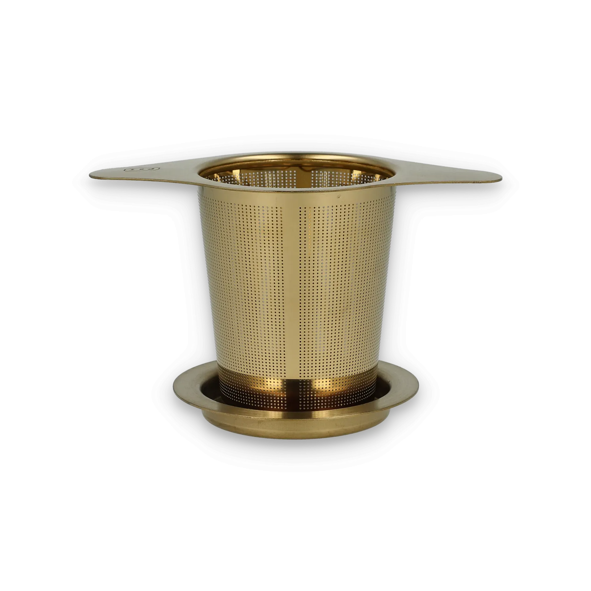 Messingfarbener Teesieb mit perforiertem Zylinder und flachem Griff auf schwarzem Hintergrund.