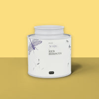 Weißes, minimalistisches Teeglas mit Aufdruck 'No. 001 RED HIBISCUS' und Hibiskus-Illustration auf senffarbenem Untergrund.