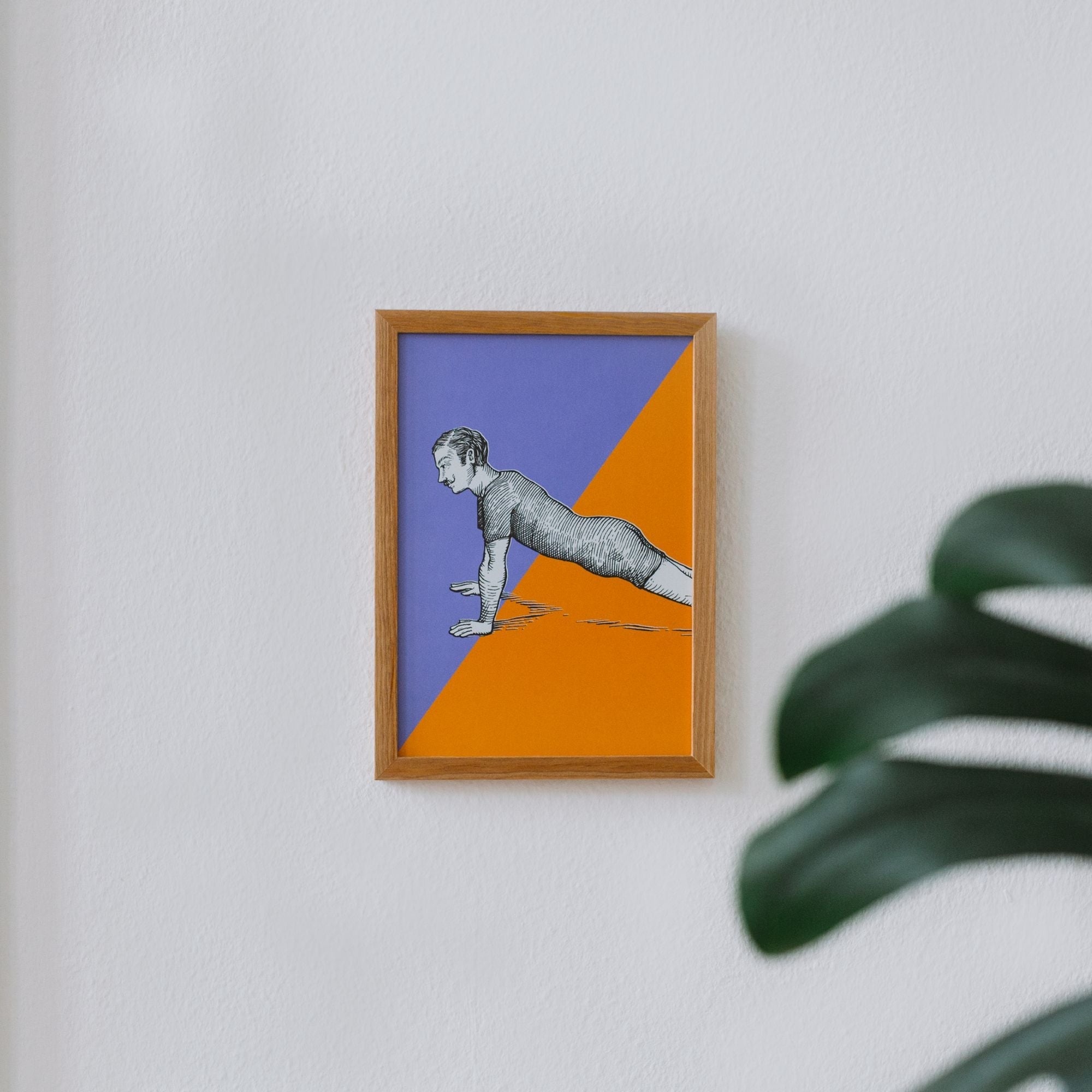 Eingerahmtes Kunstwerk: Linienzeichnung eines Mannes in Plank-Position, lila-orangefarbener Hintergrund.
